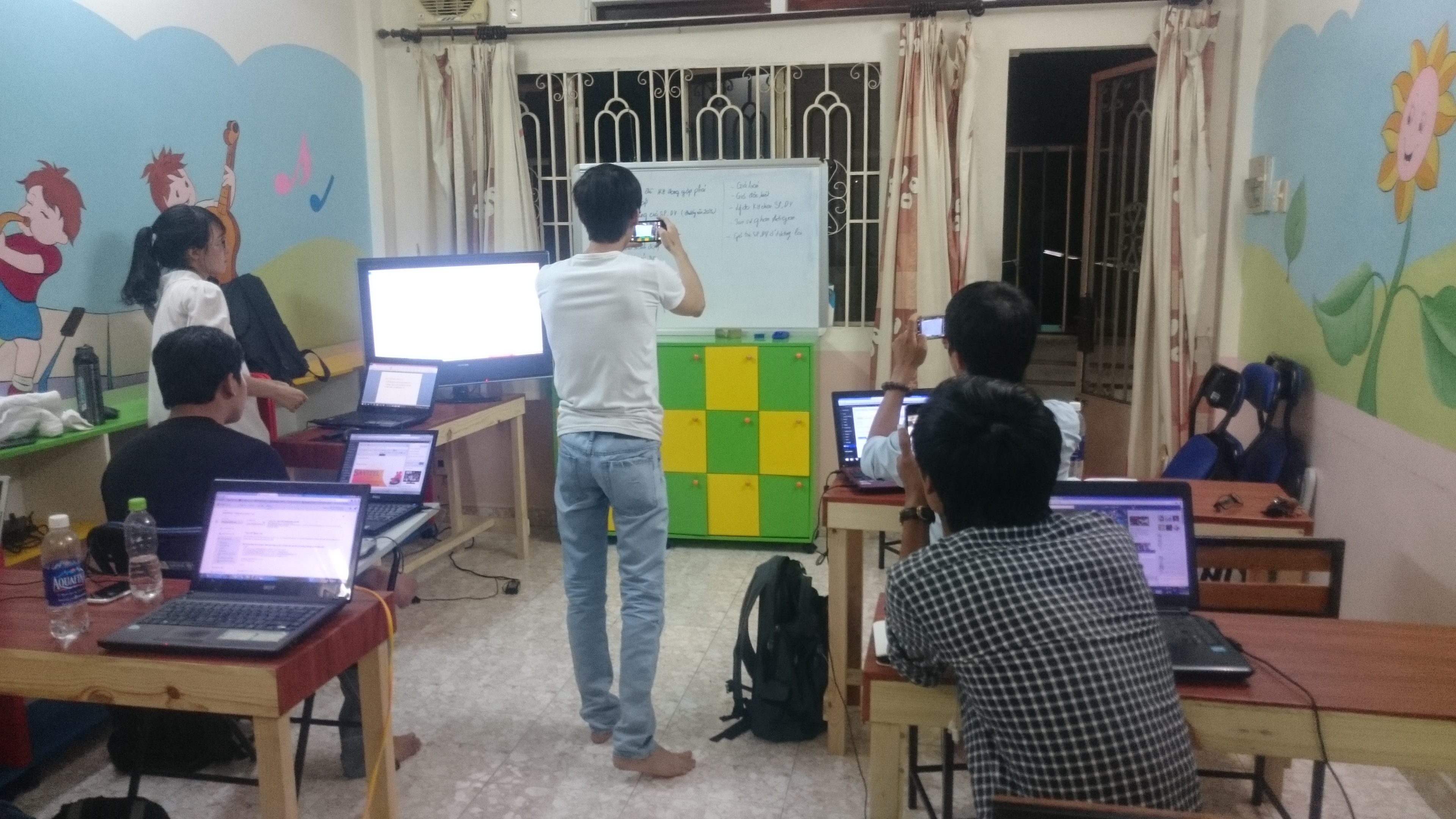 Bạn Thành Phong đang chụp lại mô hình SEO