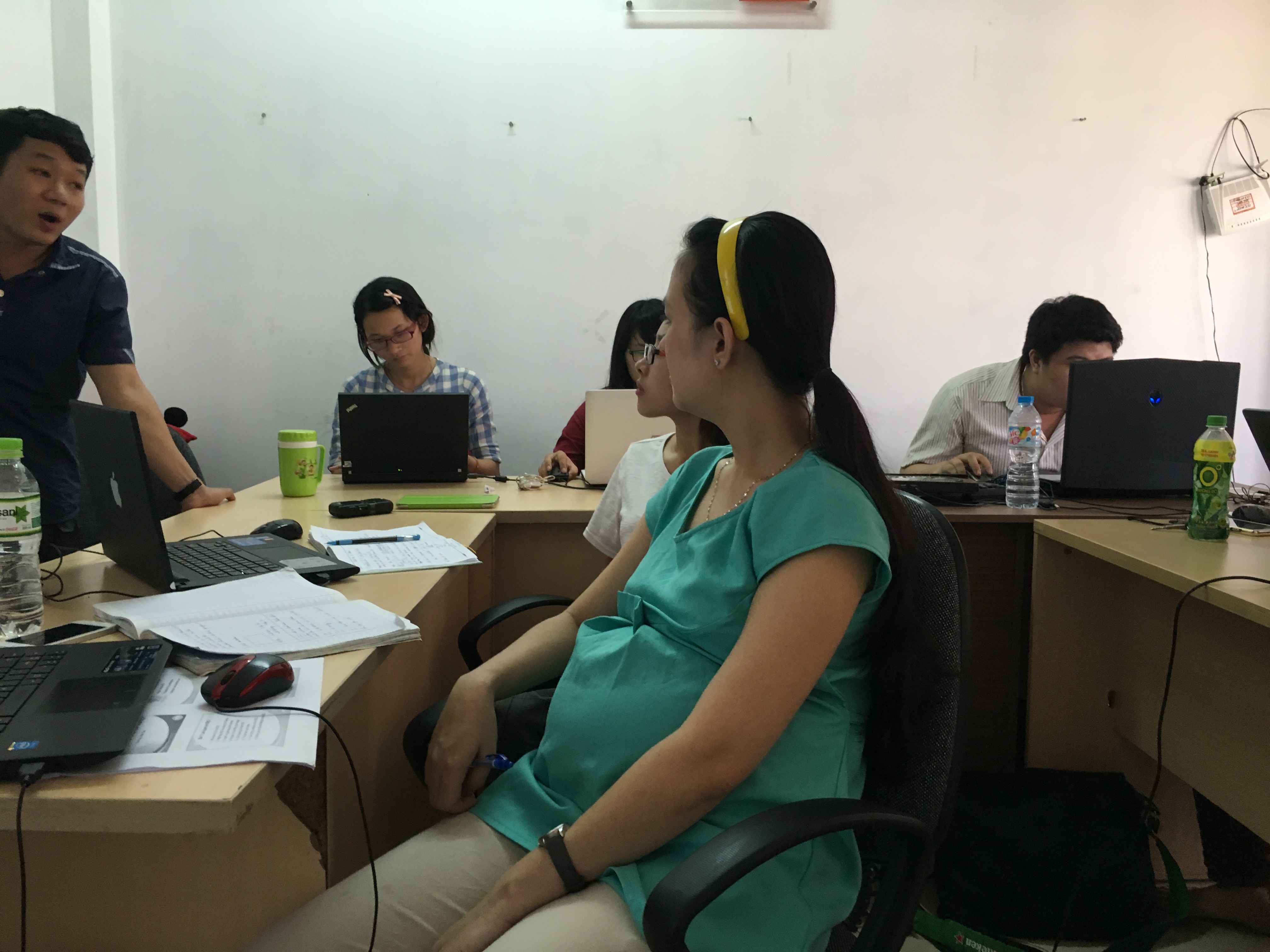 Chị Linh mặc dù đang có bầu nhưng vẫn tham gia khóa học SEO đầy đủ